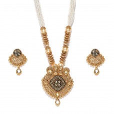 Gold Toned Studded Jewellery Set With Shinny Beaded