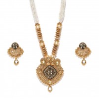 Gold Toned Studded Jewellery Set With Shinny Beaded